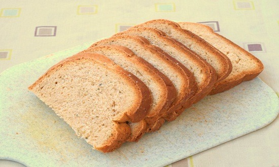 нарезать хлеб
