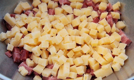 нарезать кубиками сыр, колбасу