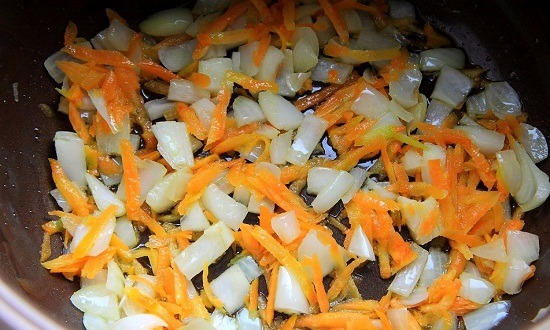 обжарить лук, морковь