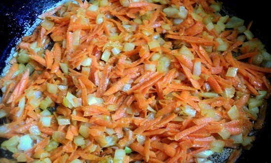 обжарить лук, морковь
