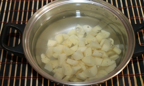 очистить, нарезать картофель, отправить вариться