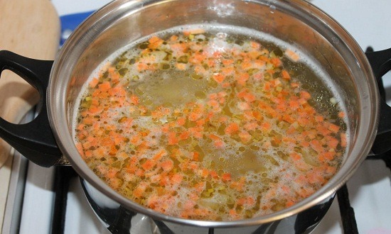 переложить овощную поджарку в суп