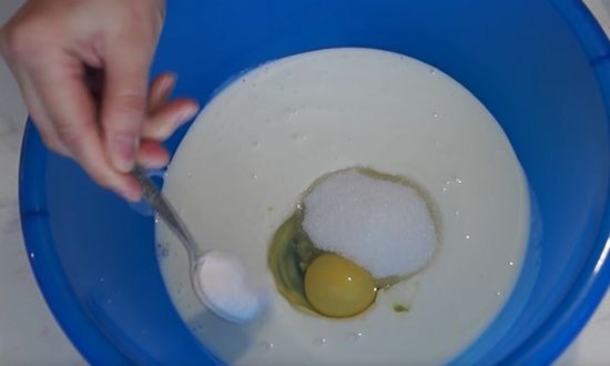 яйцо смешиваем с сахаром