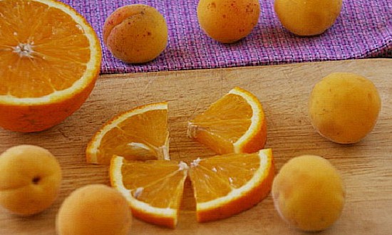нарезать сегментами апельсин