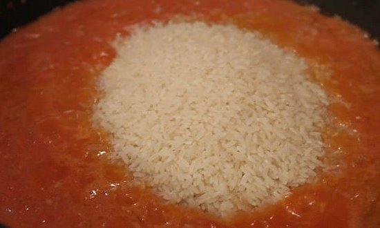 Высыпаем рис