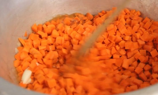 Кладём морковь