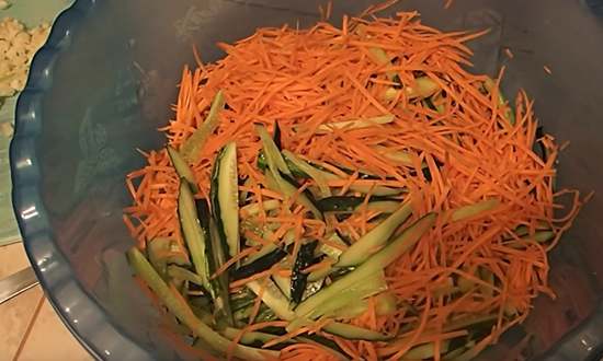 нарезанные огурцы и морковь