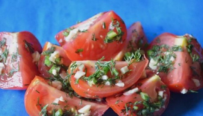Малосольные помидоры с чесноком и зеленью дольками