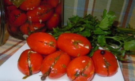подготавливаем и надрезаем помидоры