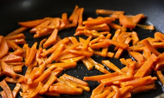 обжарить морковь
