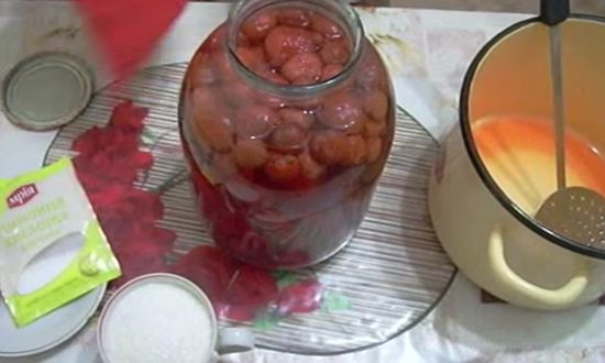 Горячим сиропом заливаем ягоды