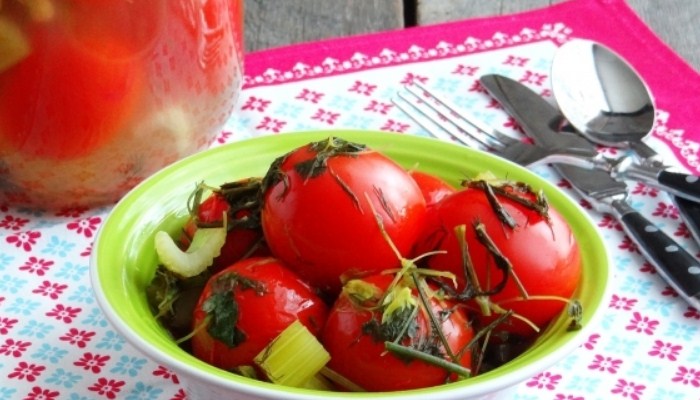 Квашеные помидоры с чесноком и зеленью