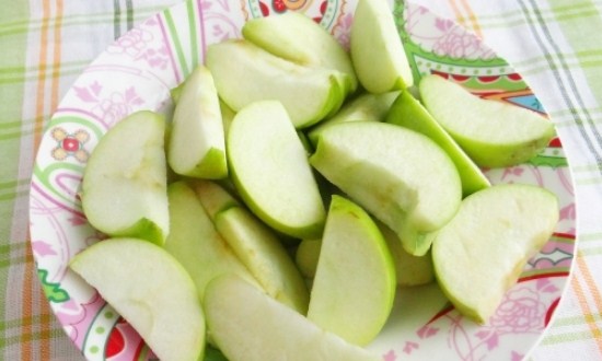 нарезать чистые яблоки