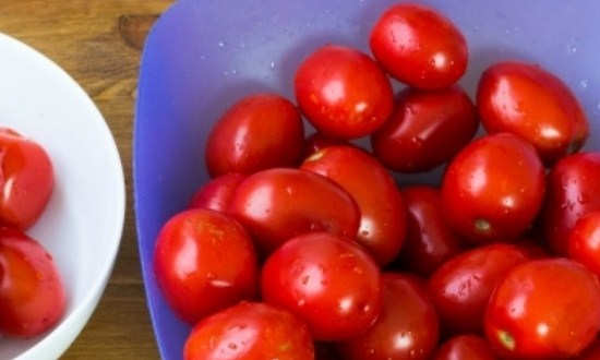 промыть и перебрать помидоры