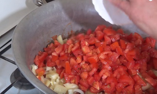 добавить лук, помидоры, перец