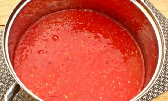 перелить томат в кастрюлю