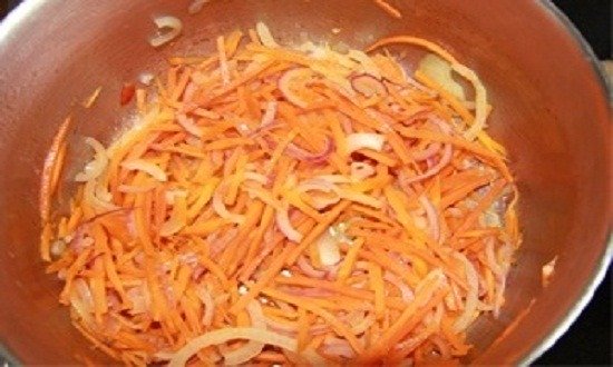 переложить в кастрюлю лук, морковь, налить масло