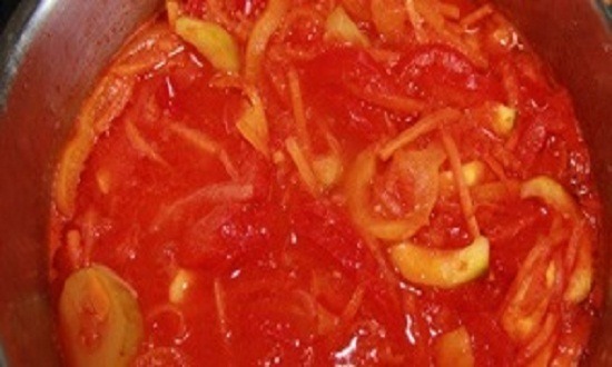 добавить томаты, чеснок, соль, сахар, уксус