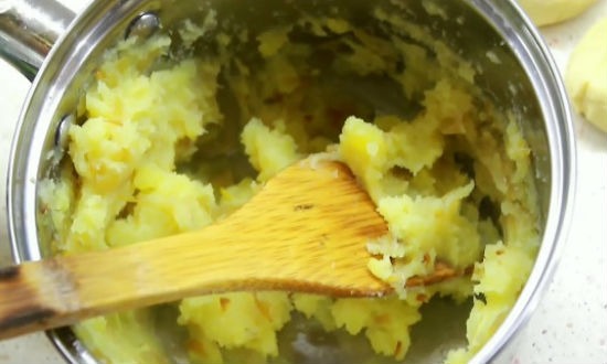 Картофель смешиваем с луком