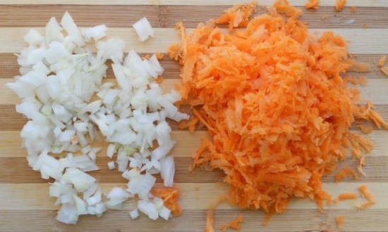 режем лук и морковь