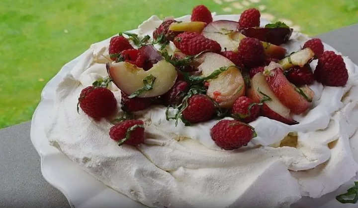 торт Павлова с персиками и малиной от Юлии Высоцкой