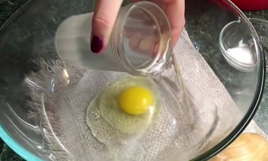 смешиваем воду с яйцом
