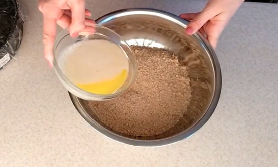 песочную крошку смешиваем с маслом