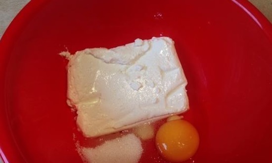 В миске смешиваем творожную массу, яйца, сахар и соль