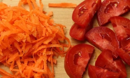 Помидоры и морковь измельчим