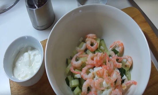 креветки в миске с салатом