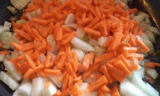 Обжариваем лук и морковь