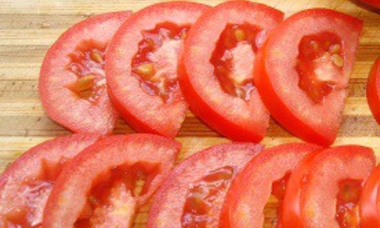 Режем помидоры дольками