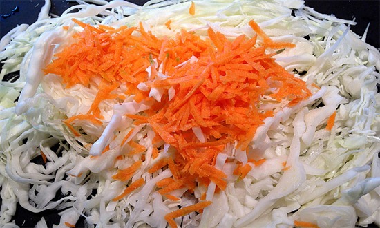 шинковать морковь и капусту