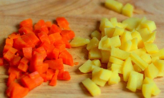 Режем картофель и морковь