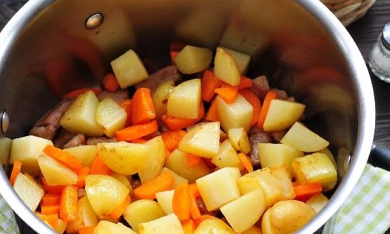 Добавляем морковь и картофель