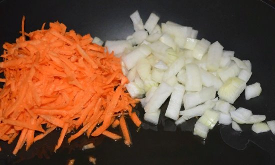 Пассируем лук и морковь