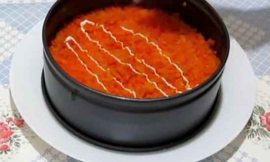 слой моркови смазываем майонезом