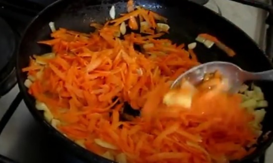 обжариваем морковку и лук