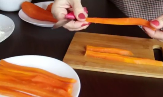 нарезаем брусками морковь