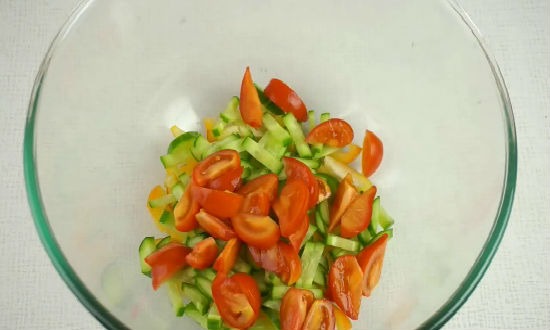 salat s krevetkami ogurcom koktejl3 pomidory