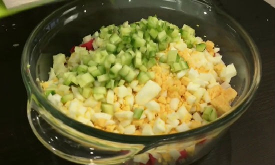salat s krevetkami ogurcom kukuruzoj2 narezka