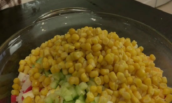salat s krevetkami ogurcom kukuruzoj3 kukuruza
