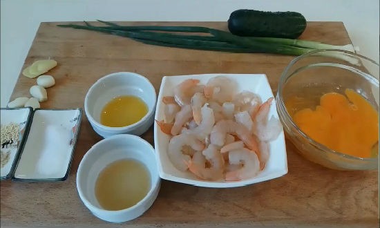 salat s krevetkami ogurcom yajcom1