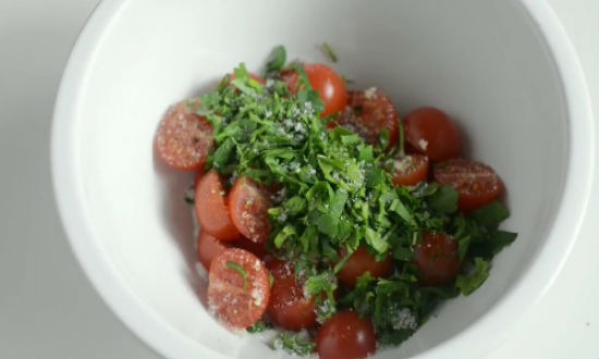 salat s krevetkami pomidorami2 s zelenu