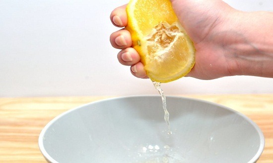 выдавить сок лимона