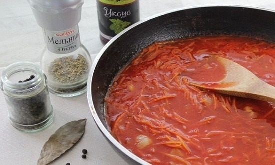 добавить томатную пасту, специи