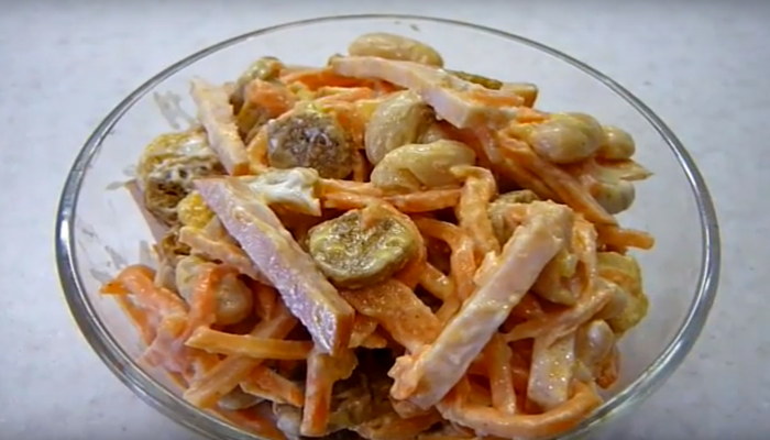 Салат с фасолью, колбасой и корейской морковью