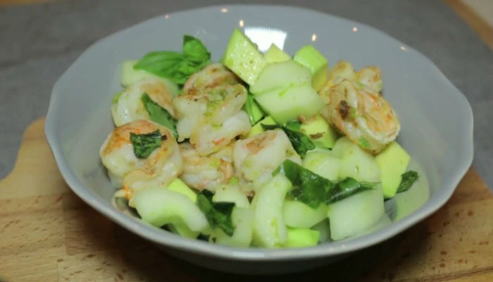 Салат с креветками, огурцом и авокадо