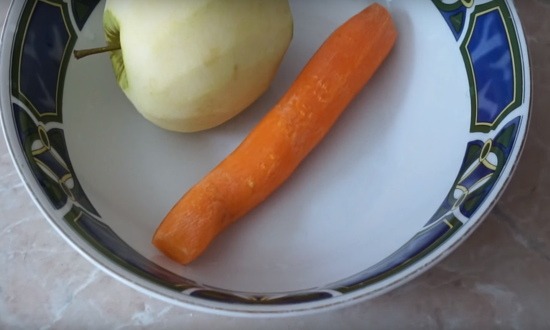 чистим яблоко, морковь