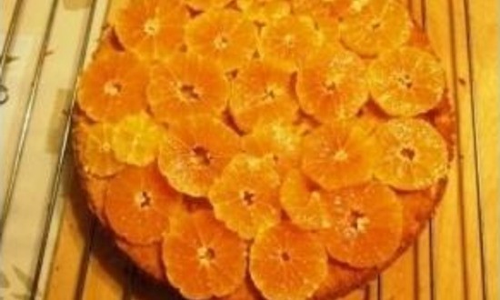 украшаем пирог мандаринами
